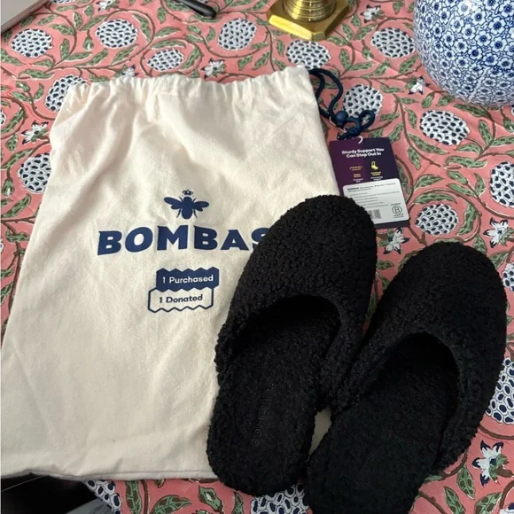 Bombas Cozy Black Slippers size 6 - Picture 1 of 7